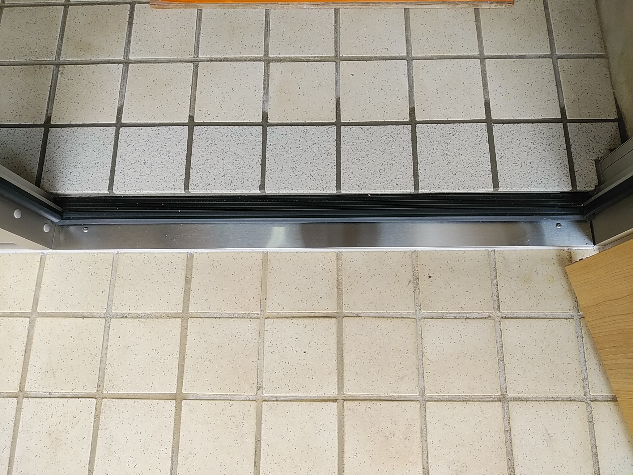 茨城県県西 玄関ドア交換時にタイル補修 | 株式会社アキバG&R 茨城県県西 玄関ドア交換時にタイル補修 | 株式会社アキバG&R