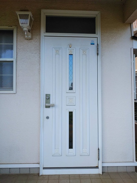 白い玄関ドア