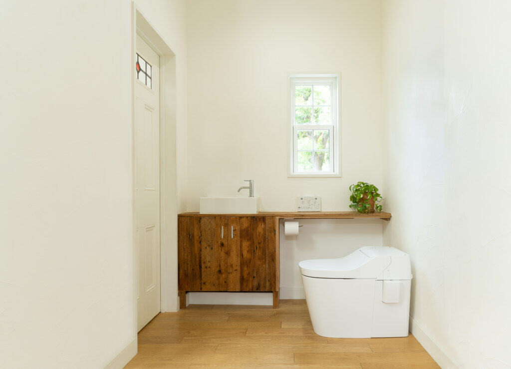 縦長窓のあるトイレ|後悔しないトイレ窓サイズの選び方|配置・高さ・快適性のポイント解説