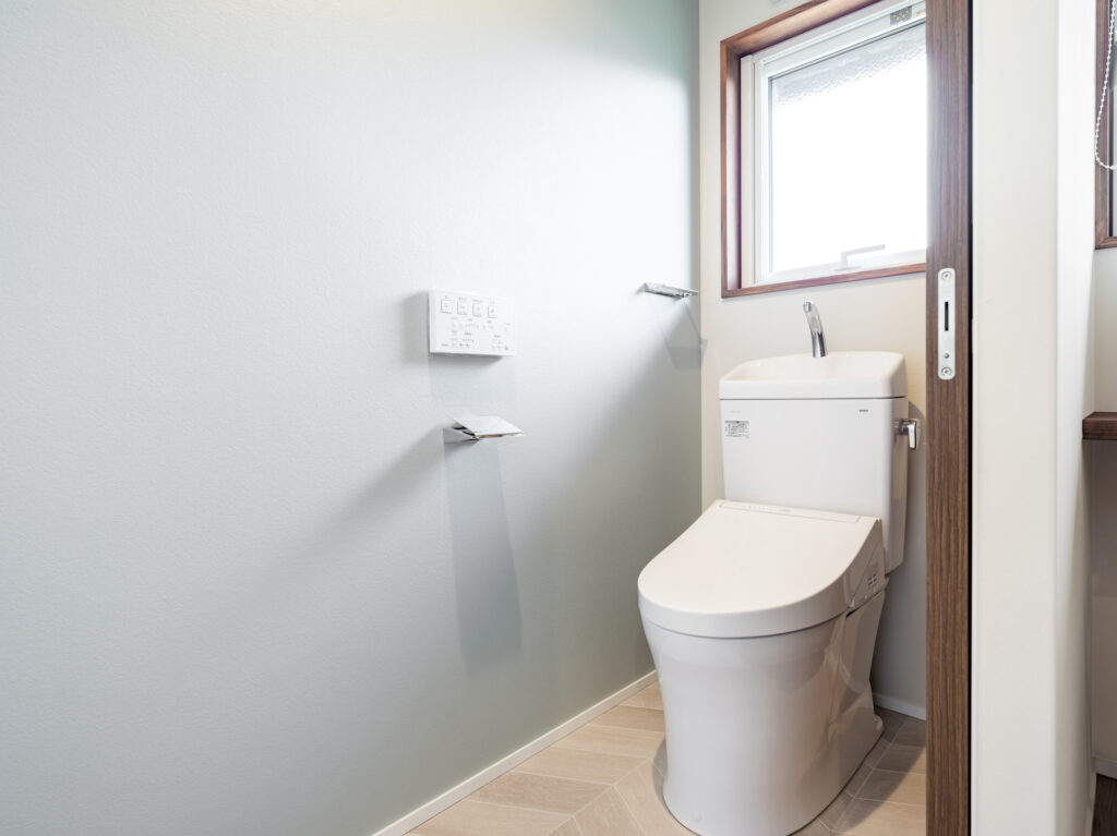 アクセントクロスのトイレ|後悔しないトイレ窓サイズの選び方|配置・高さ・快適性のポイント解説
